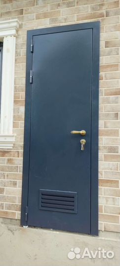 Входные металлические двери со стеклом и ковкой