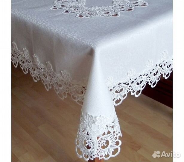 Две новые скатерти (белая и кремовая с кружевами)