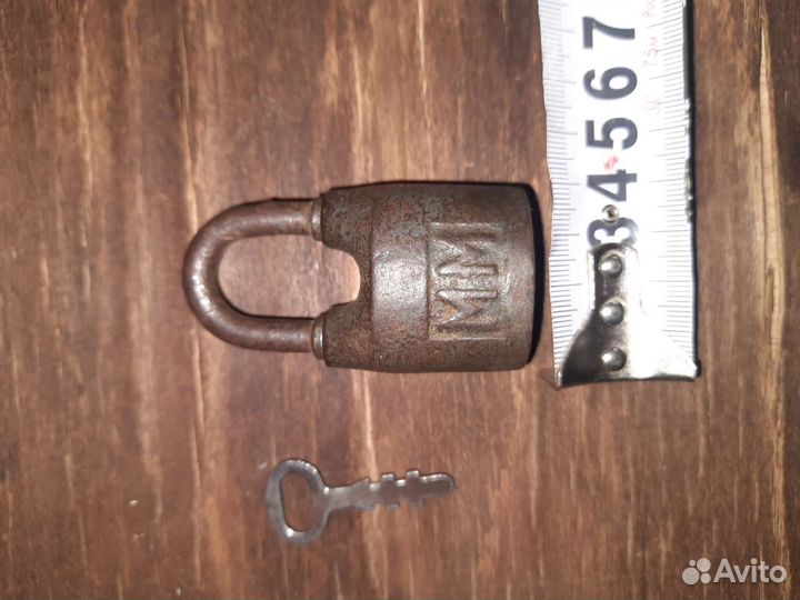 Навесной замок старинный