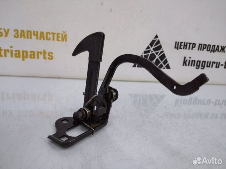 Крюк замка капота Skoda Octavia A5 рестайлинг