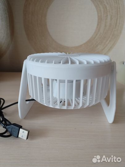 Вентилятор настольный в машине