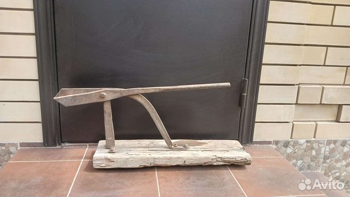 Старинный инструмент-ножницы