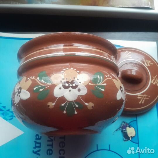 Глиняный большой горшок