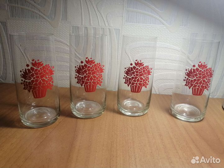 Стаканы, рюмки и пепельница