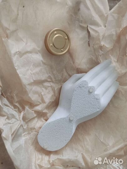 Подсвечник белый из бетона рука и соевая свеча