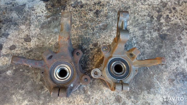 Передний поворотный кулак Рено Меган 1