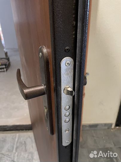 Дверь входная металлическая от застройщика