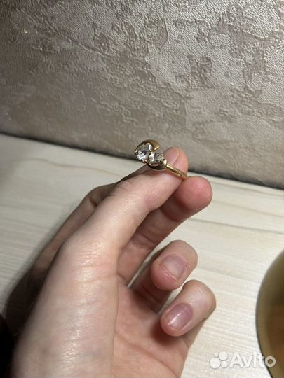 Золотое кольцо с фианитами 585