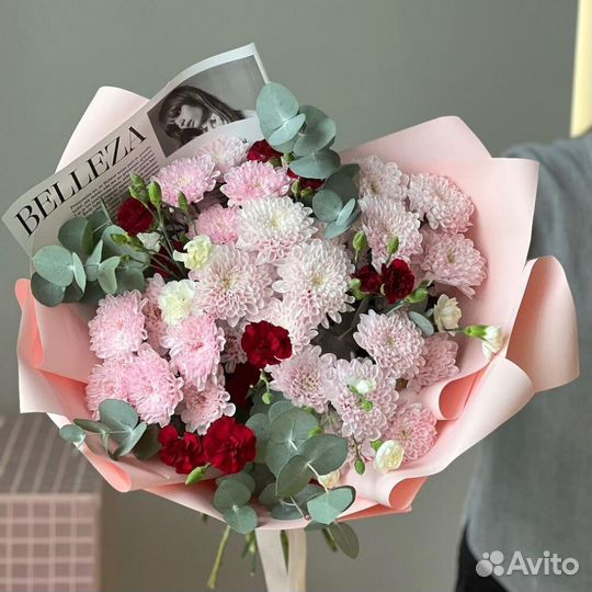 Стойкий пышный букет из хризантем и диантусов