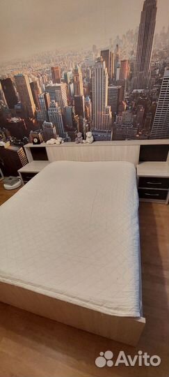 Компактная удобная кровать с тумбочками