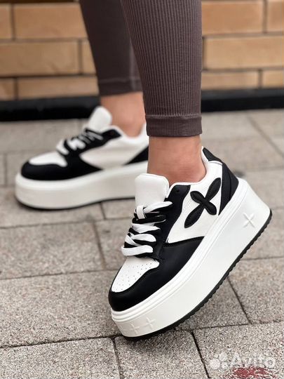 Кроссовки женские