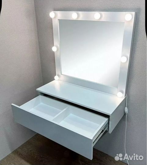 Туалетный столик с зеркалом и подсветкой