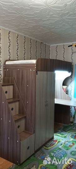 Детская кровать чердак со столом и шкафом