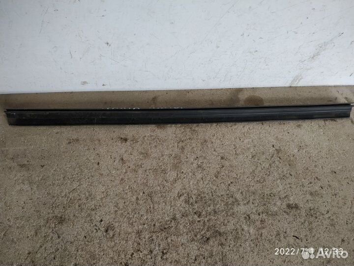 Молдинг стекла передний левый Лада Гранта седан