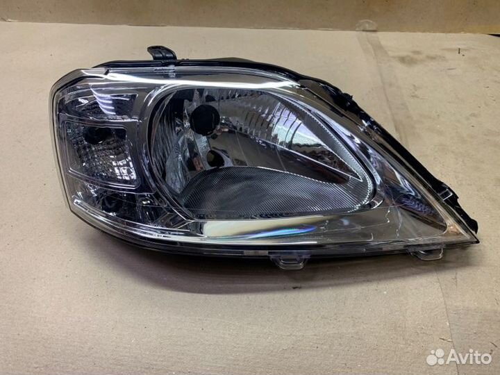 Фара правая Renault Logan