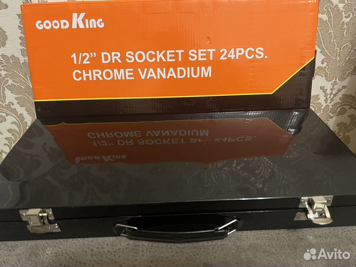 Набор инструментов в чемодане