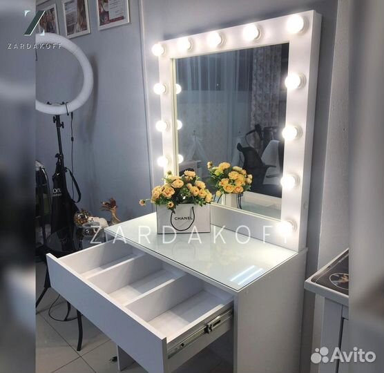 Гримерный стол с гримерным зеркалом с подсветкой