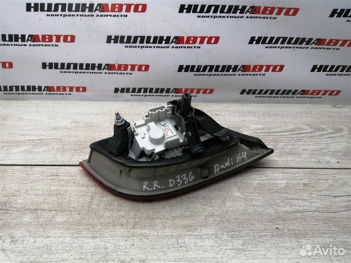 Фонарь правый в крышку багажника Ауди А4 Б7