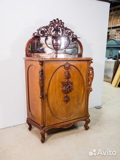 Антикварный полушкаф В неорокаильной стилистике