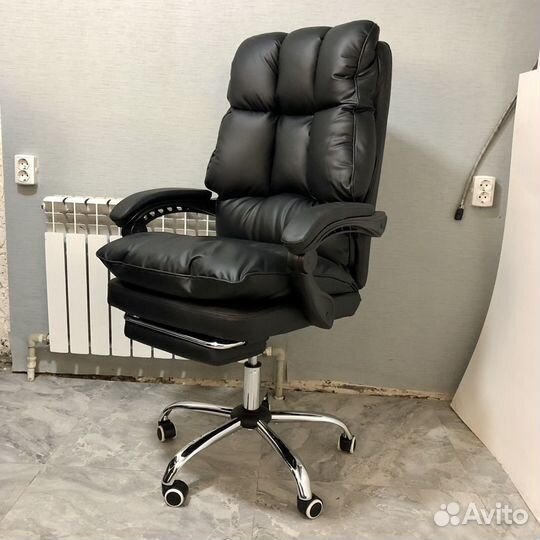 Компьютерное кресло с подножкой