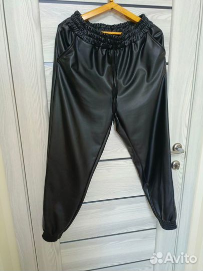 Джоггеры из экокожи утепленные Б\У р. 52-54