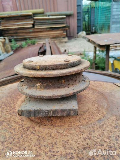 Ролик с крепления откатных ворот ангара, гаража