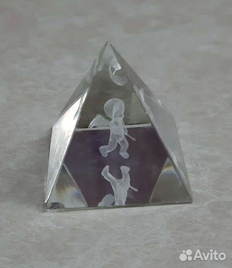 Пирамида. Стекло. Внутри изображен ангел