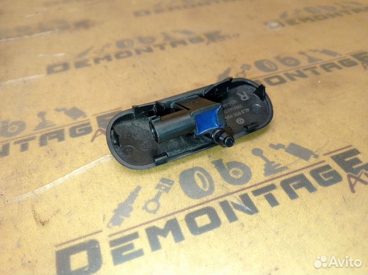 Форсунка омывателя стекла правая Volkswagen Passat