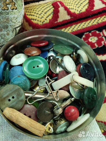 Пуговицы СССР и ластик 1971гв коробке из под халвы