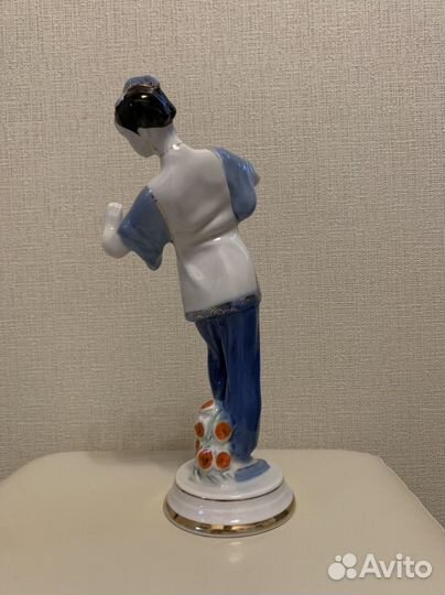 Фарфоровая статуэтка 
