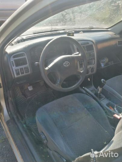 Запчасти б/у Toyota Avensis универсал 1.8 (1ZZ-FE)