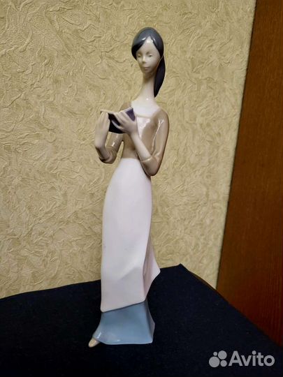 Фигурка девушки из Германии