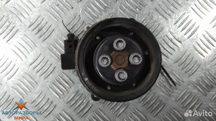 Помпа Volkswagen Golf Plus 2 2009 03C121004