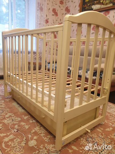 Детская кроватка с маятником
