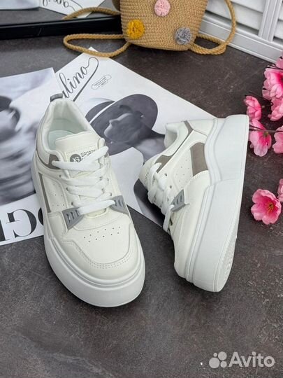 Кроссовки женские