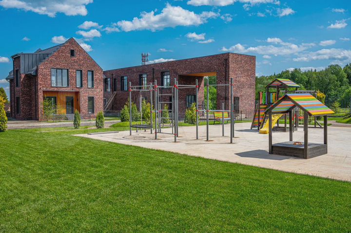 Коттедж 210 м² на участке 6 сот.