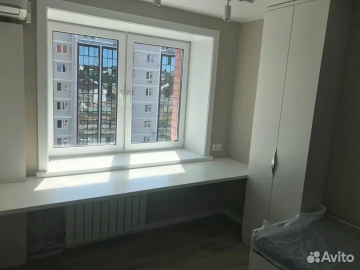 Письменный стол у окна