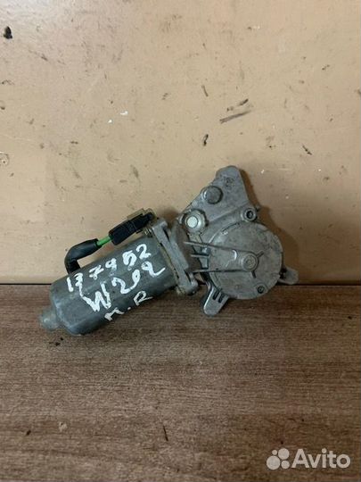 Моторчик стеклоподъемника правый Mercedes W202