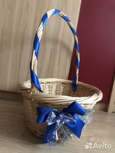 Корзина с украшением