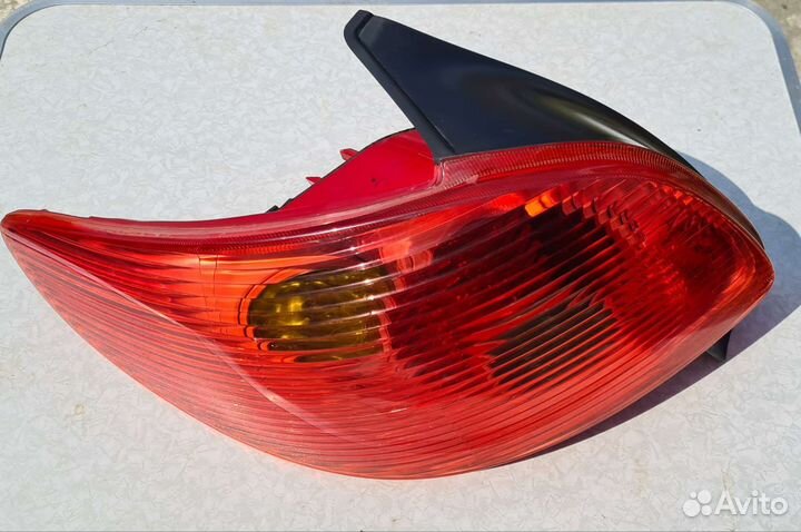 Фонарь задний левый Peugeot 206