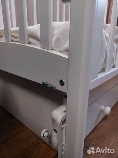 Детская кровать с маятником