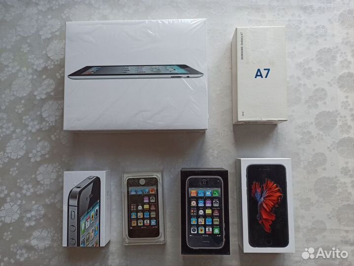Коробки от айфонов разных поколений айпада