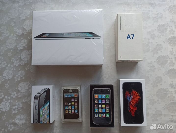 Коробки от айфонов разных поколений айпада