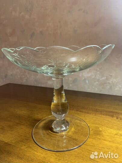 Ваза для фруктов на ножке