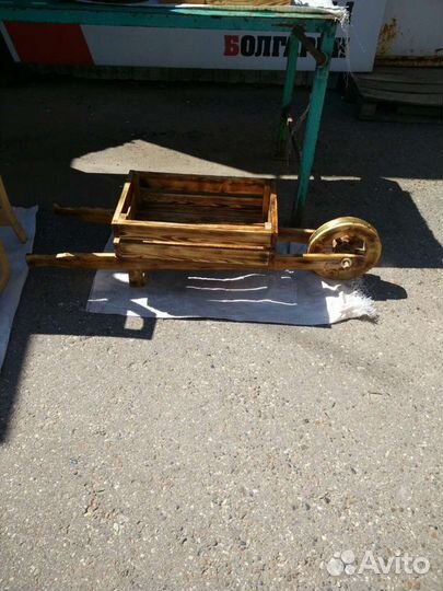 Подставка для цветов в виде тачки