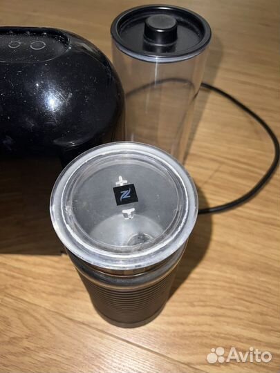 Кофемашина Delonghi Nespresso с капучинатором