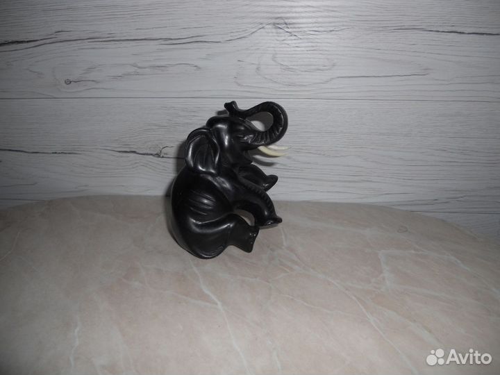 Деревянная статуэтка