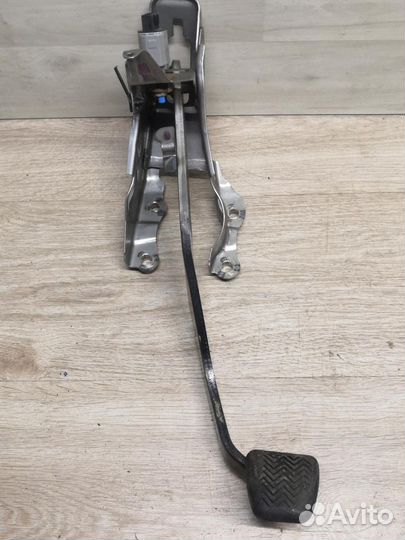 Педаль тормоза Toyota Corolla E180