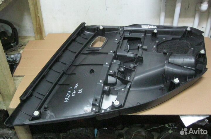 Обшивка задней R двери Mazda 3 седан 07г