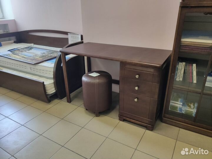 Стол письменный из массива